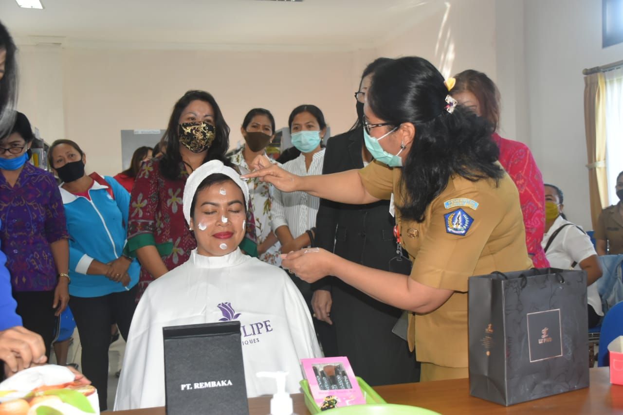 podiumnews.com-Diskerpus Badung Gelar Pelatihan Tata Rias dan Kue Kering